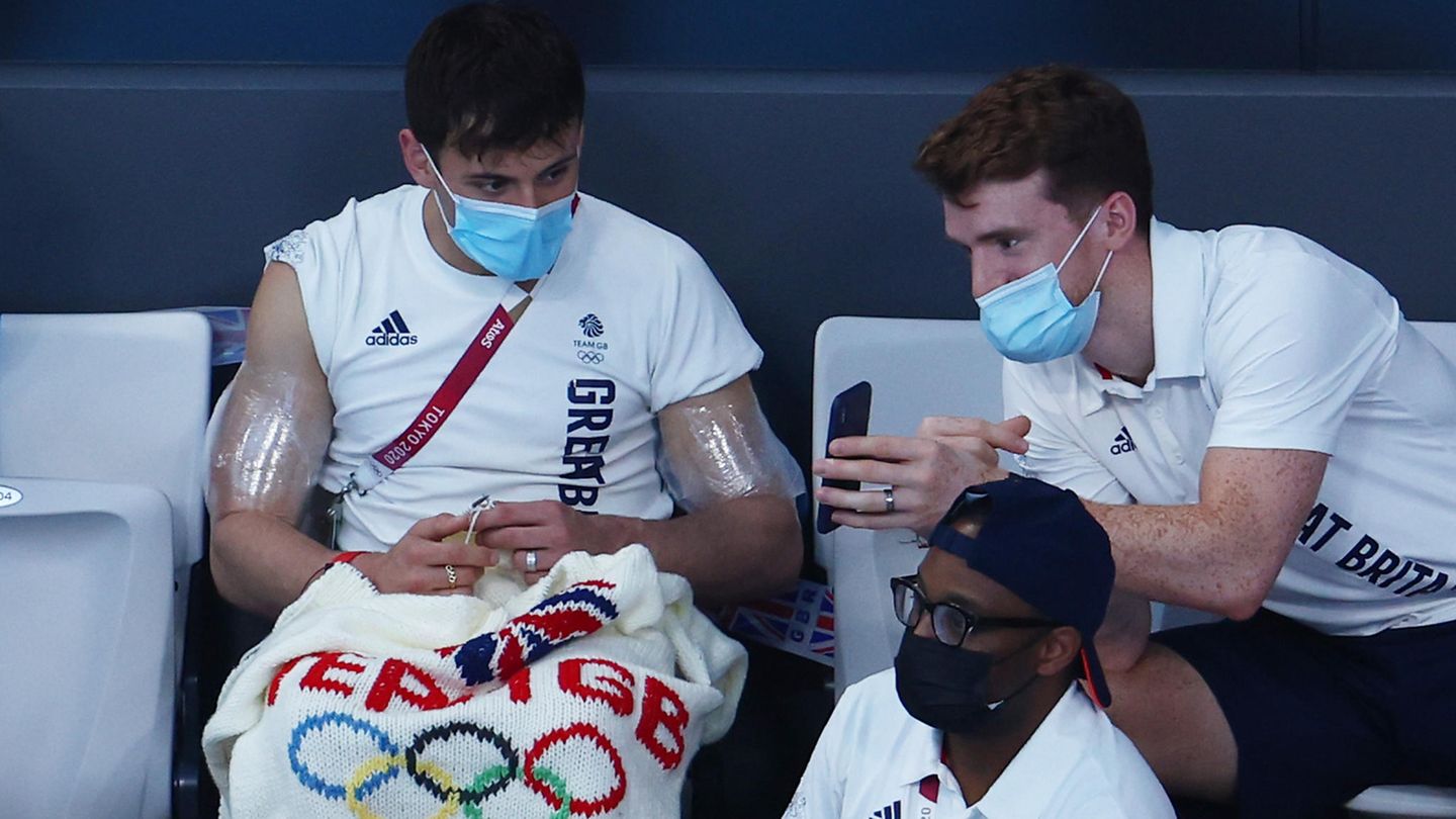 Tom Daley strickt auf der Tribüne