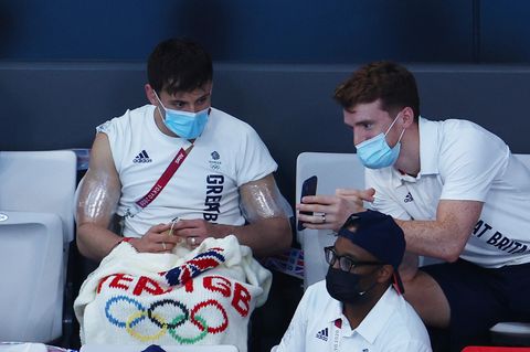Tom Daley strickt auf der Tribüne