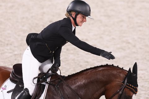 Vielseitigkeitsreiterin Julia Krajewski auf ihrem Pferd Amande nach dem Gold-Ritt