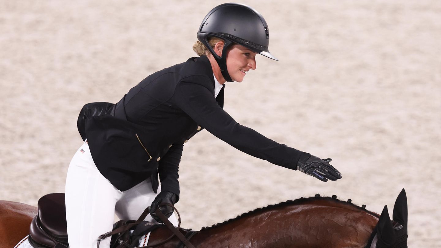 Vielseitigkeitsreiterin Julia Krajewski auf ihrem Pferd Amande nach dem Gold-Ritt