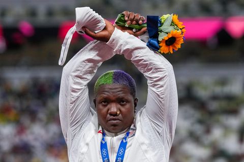Raven Saunders aus USA mit mit ihrer Silbermedaille und verschränkten Armen während der Siegerehrung