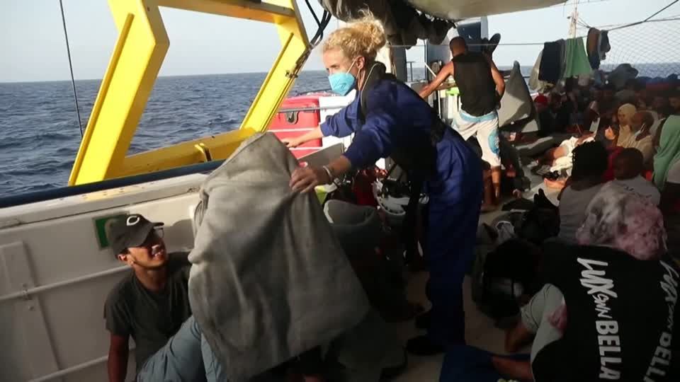 Zivile Seenotrettung: Sea Watch 4 wartet mit 480 Migranten an Bord auf Einfahrt in Hafen