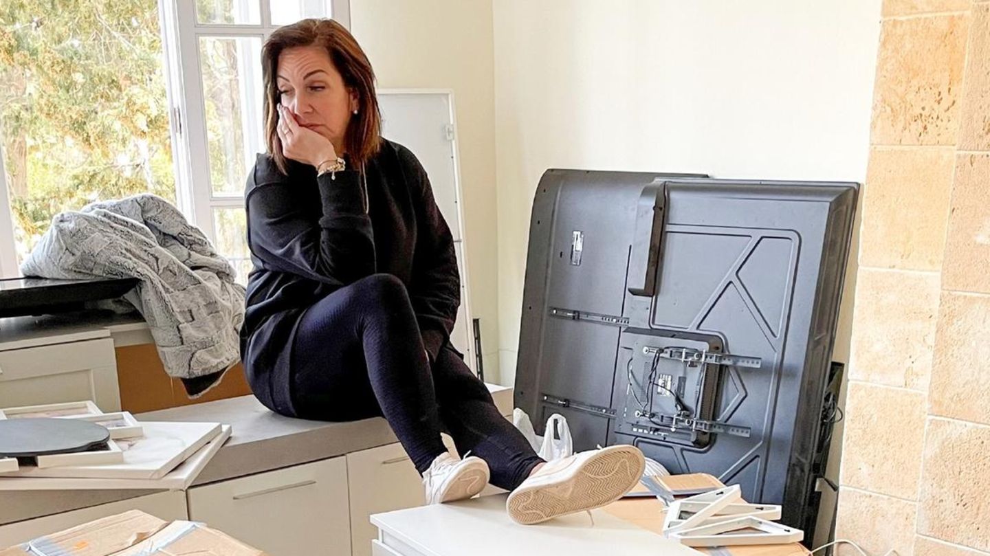 Danni Büchner sitzt in ihrem neuen Wohnzimmer zwischen Kisten.