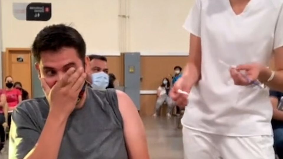 Fear of the vaccination: Man screams in panic - then the whole hall applauds