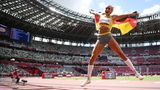 Malaika Mihambo mit Deutschland-Flagge nach Olympia-Gold im Weitsprung