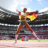 Malaika Mihambo mit Deutschland-Flagge nach Olympia-Gold im Weitsprung