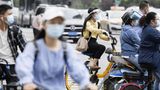 Wuhan, China. Menschen tragen Mund-Nasenbedeckungen auf dem Weg zur Arbeit