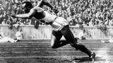 Jesse Owens startet über 200 Meter bei Olympia 1936