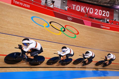 Deutscher Bahnrad-Vierer der Frauen fährt in Tokio zu Gold