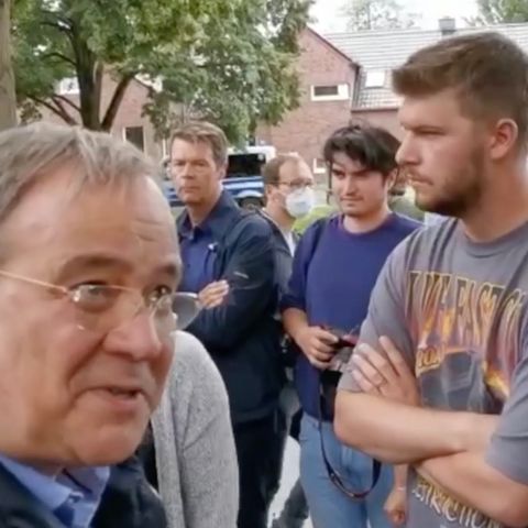 Armin Laschet wird bei Besuch in Swisttal beschimpft