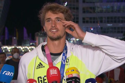 Tennissstar Alexander Zverev vergisst sein Gepäck im Flughafen - und realisiert es erst während eines Interviews.