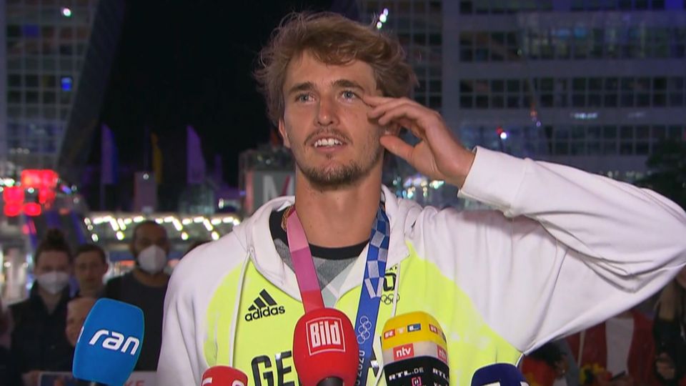 Tennissstar Alexander Zverev vergisst sein Gepäck im Flughafen - und realisiert es erst während eines Interviews.