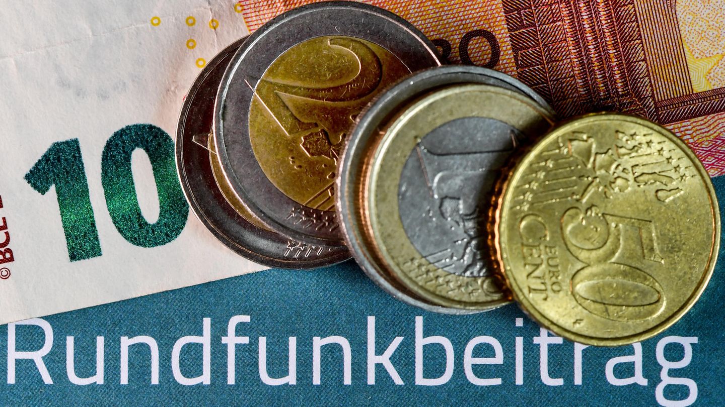 Auf einem Informationsblatt zum Rundfunkbeitrag liegen 17,50 Euro