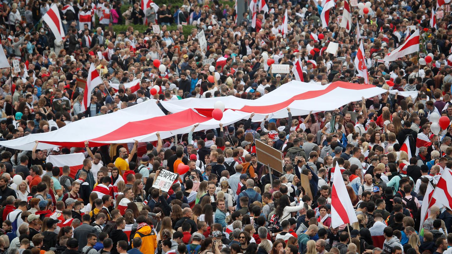 Tausende Menschen versammeln sich im vergangenen Jahr in der belarussischen Hauptstadt Minsk zu einem Protest