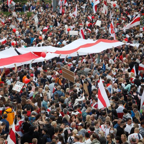 Tausende Menschen versammeln sich im vergangenen Jahr in der belarussischen Hauptstadt Minsk zu einem Protest
