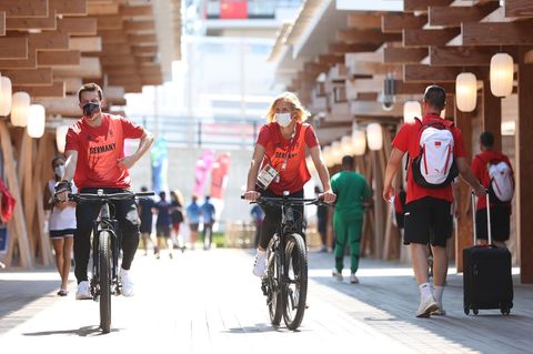 Patrick Hausding und Laura Ludwig auf Radtour im Olympischen Dorf