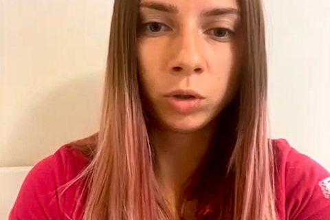 Die belarussische Sprinterin Kristina Timanowskaja spricht bei einem Videointerview mit der Nachrichtenagentur Associated Press