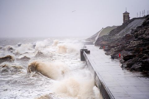 Wellen schlagen heute gegen die Strandpromenade in Blackpool