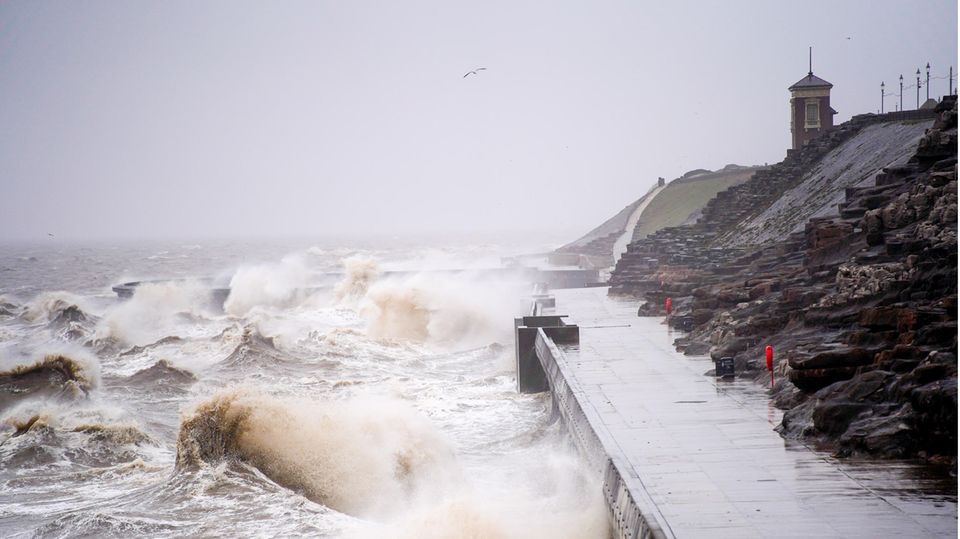 Wellen schlagen heute gegen die Strandpromenade in Blackpool