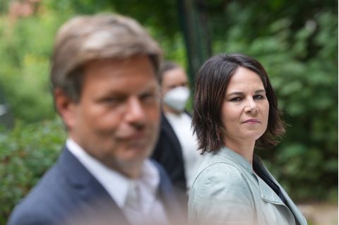 Annalena Baerbock und Robert Habeck stellen das "Klimaschutz-Sofortprogramm" ihrer Partei vor