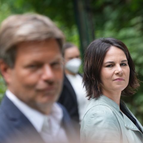 Annalena Baerbock und Robert Habeck stellen das "Klimaschutz-Sofortprogramm" ihrer Partei vor