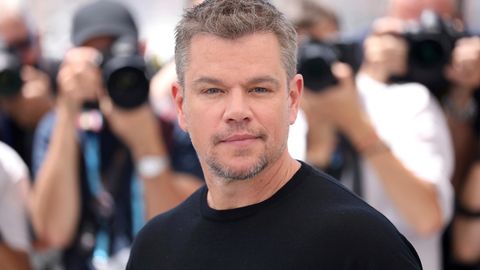 Matt Damon schaut auf dem roten Teppich in Cannes in die Kamera