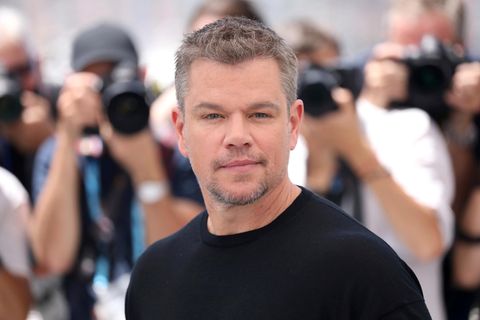 Matt Damon schaut auf dem roten Teppich in Cannes in die Kamera