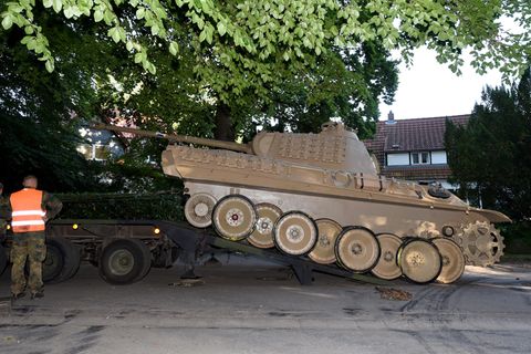Ein Kampfpanzer wird zum Abtransport vorbereitet