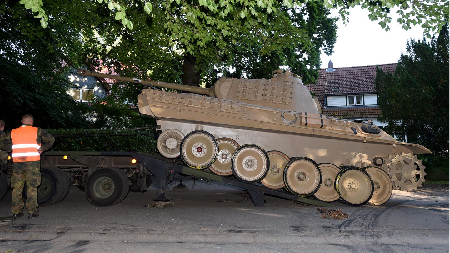 Ein Kampfpanzer wird zum Abtransport vorbereitet