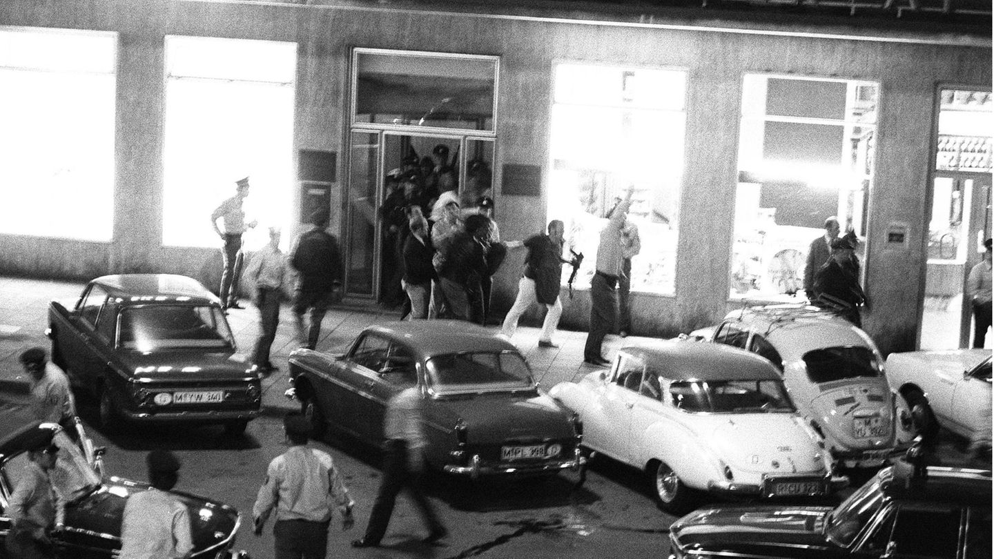 Banküberfall München 1971 Banküberfall München 1971: Polizisten führen den Geiselnehmer Dimitri Todorov aus der Bank