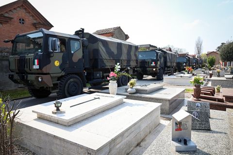 Konvoi bringt Särge aus Bergamo
