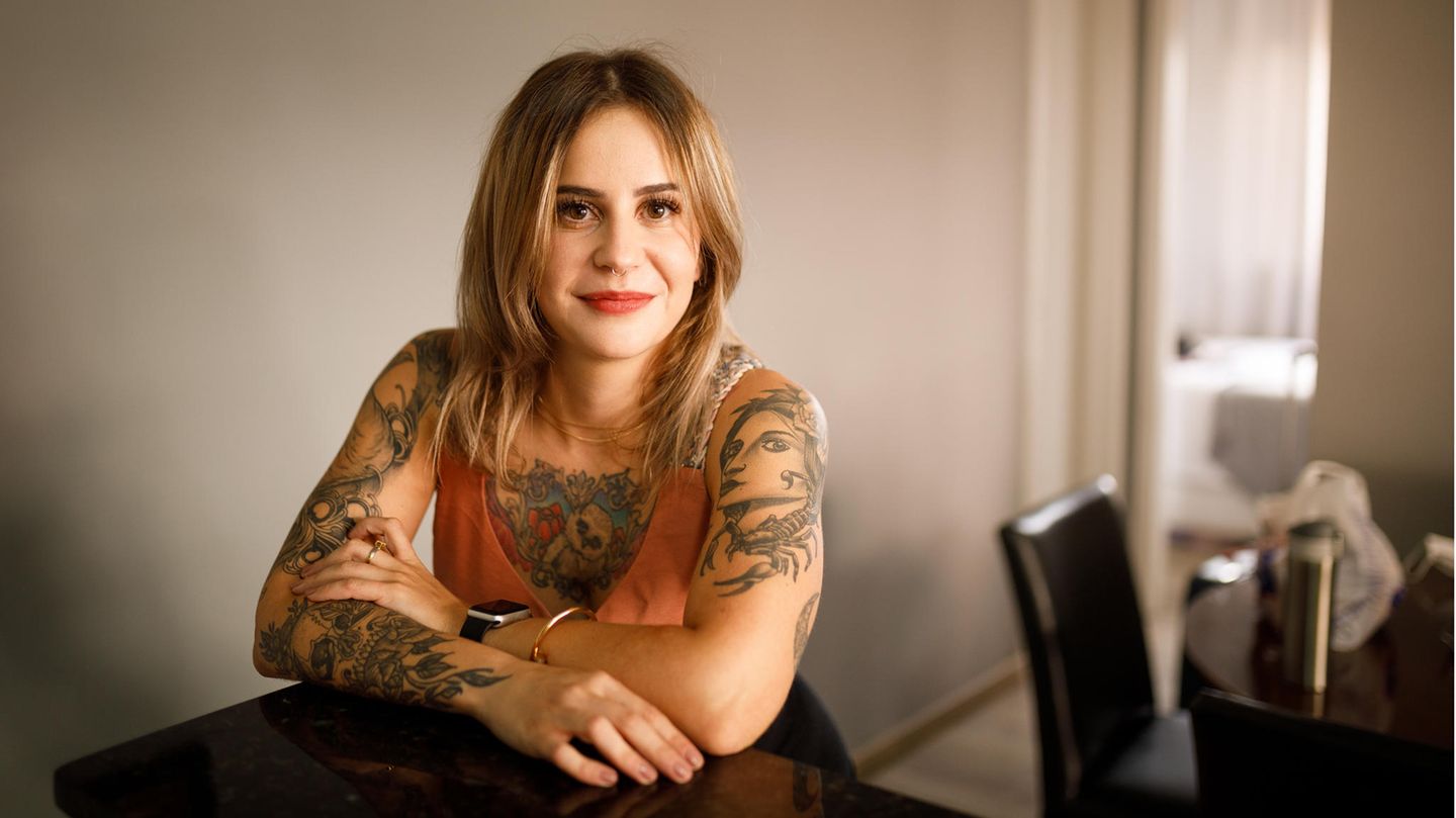 Eine Frau mit vielen Tattoos an Armen und Oberkörper