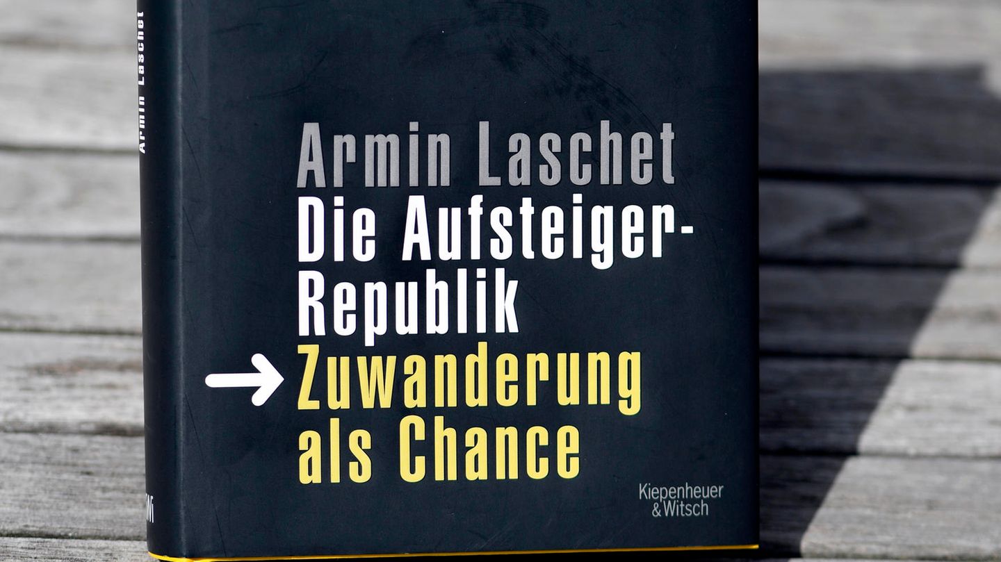 Medienwissenschaftler hält an Plagiatsvorwürfen gegen Kanzlerkandidat Armin Laschet fest