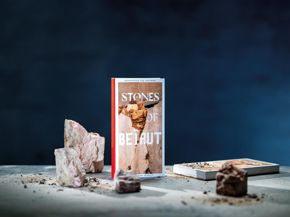 Das Buch „Stones of Beirut“ erzählt Geschichten aus der gebeutelten Metropole. Gedruckt ist es aus echten Trümmern der Explosionskatastrophe. Alle Einnahmen aus dem Projekt gehen an glaubwürdige NGOs in Beirut.