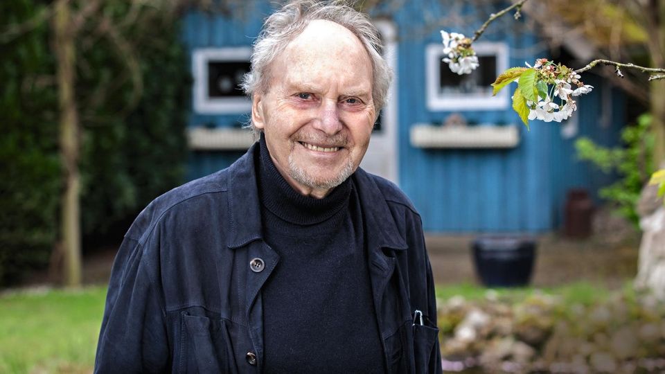 Paul von Schell, dem Witwer von Hildegard Knef, aufgenommen bei ihm zuhause in Neumünster (Schleswig-Holstein).