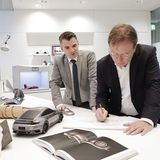 Designer Grant Larson bringt die Entwürfe der Kunden zu Papier. Rechts: Boris Apenbrink, Leiter Porsche Exclusive Manufaktur Fah