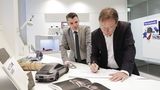 Designer Grant Larson bringt die Entwürfe der Kunden zu Papier. Rechts: Boris Apenbrink, Leiter Porsche Exclusive Manufaktur Fah