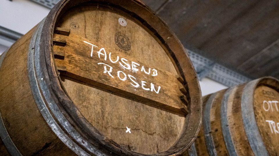 Hans Reisetbauer: Reisetbauer besitzt in seinem Fasslager einige Raritäten, wie etwa diesen Weinbrand aus Bernhard Otts 1000-Rosen-Wein Reisetbauer besitzt in seinem Fasslager einige Raritäten, wie etwa diesen Weinbrand aus Bernhard Otts 1000-Rosen-Wein