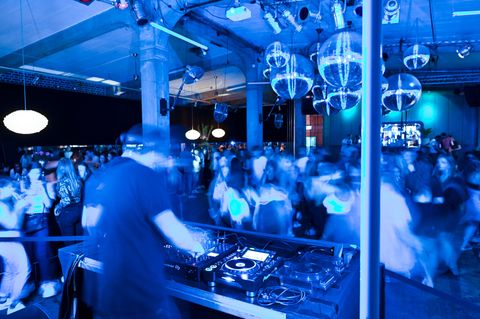 Tanzende Menschen in einem Club
