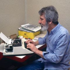 Walter Stürm in seiner Zelle an der Schreibmaschine