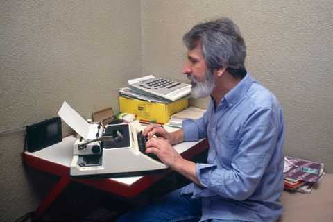 Walter Stürm in seiner Zelle an der Schreibmaschine