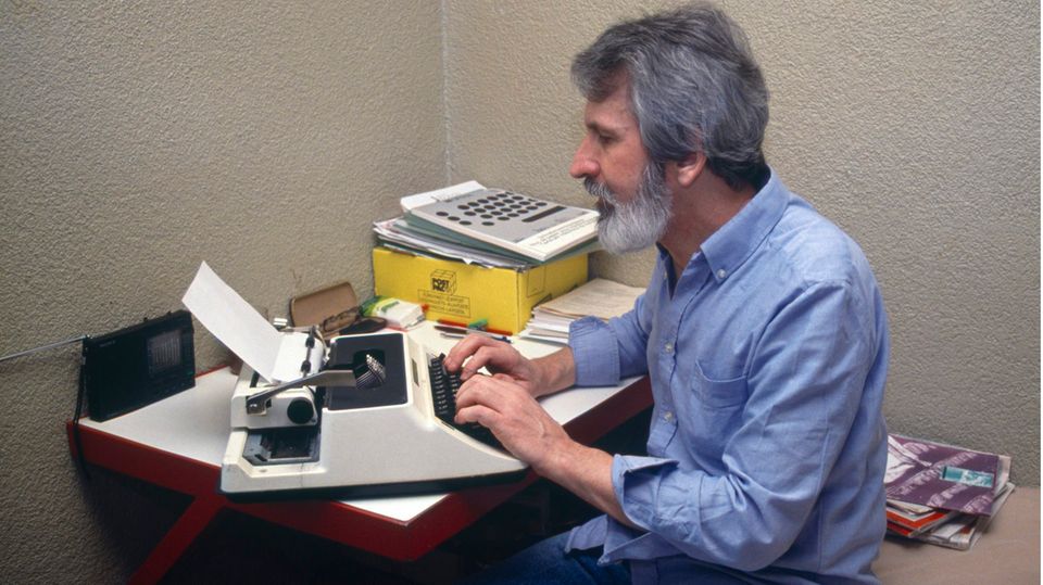 Walter Stürm in seiner Zelle an der Schreibmaschine