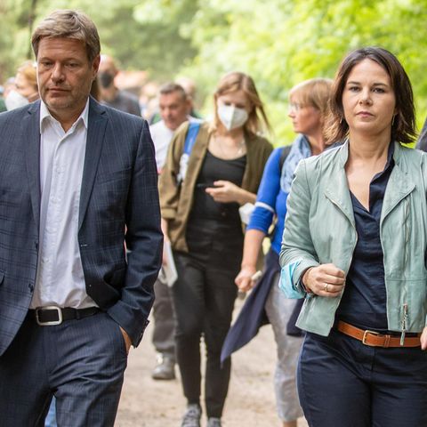 Annalena Baerbock (r.), Kanzlerkandidatin der Grünen, und ihr Co-Parteichef Robert Habeck