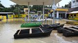Anfang August, Ghatal, Indien: Monsun-Hochwasser auf einer Tankstelle in dem Ort, der rund 100 Kilometer von Kolkata entfernt liegt.