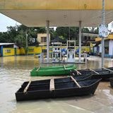 Anfang August, Ghatal, Indien: Monsun-Hochwasser auf einer Tankstelle in dem Ort, der rund 100 Kilometer von Kolkata entfernt liegt.