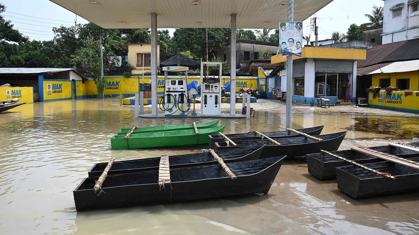 Anfang August, Ghatal, Indien: Monsun-Hochwasser auf einer Tankstelle in dem Ort, der rund 100 Kilometer von Kolkata entfernt liegt.