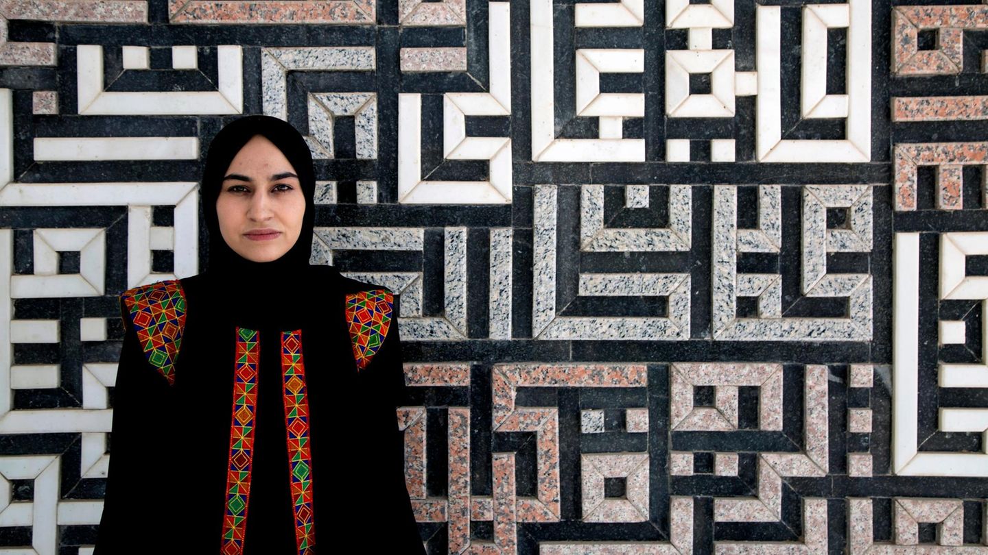 Azita Azimi fotografiert auf dem Campus der Universität Herat im Westen von Afghanistan