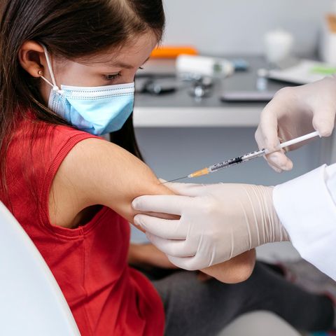 Mädchen erhält Coronavirus-Impfstoff bei Arzt