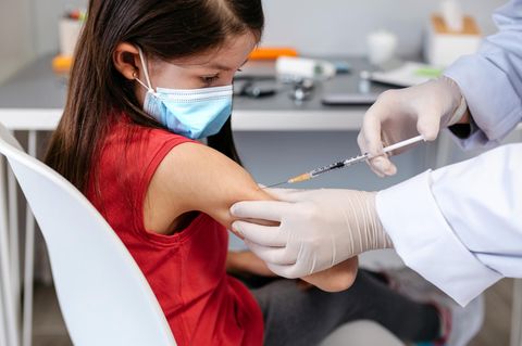 Mädchen erhält Coronavirus-Impfstoff bei Arzt
