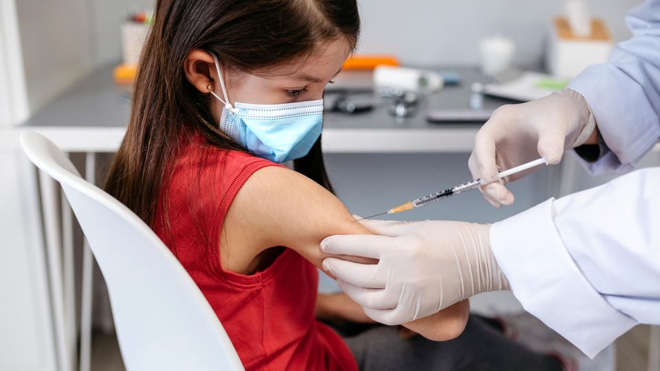 Mädchen erhält Coronavirus-Impfstoff bei Arzt